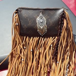 Fringed Louis Vuitton authentic pouchette